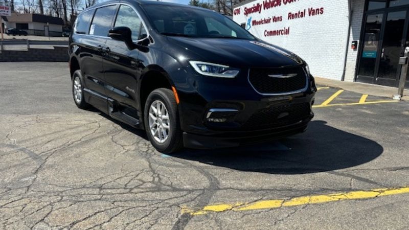 Used 2025 Chrysler Pacifica Select with VIN 2C4RC1BG3SR506123 for sale in Eugene, OR