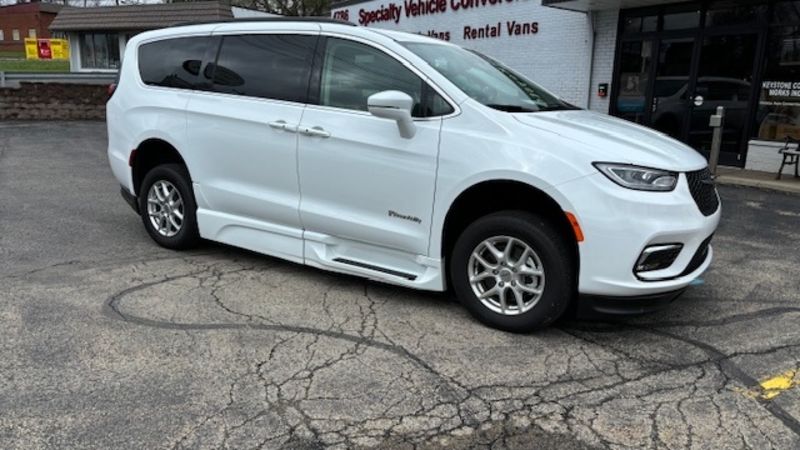 Used 2022 Chrysler Pacifica Touring L with VIN 2C4RC1BG3NR159610 for sale in Eugene, OR