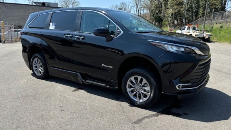Used 2023 Toyota Sienna XLE with VIN 5TDYRKEC3PS159075 for sale in Eugene, OR