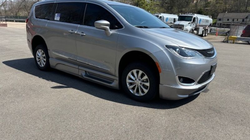Used 2018 Chrysler Pacifica Touring L with VIN 2C4RC1BG1JR115549 for sale in Eugene, OR