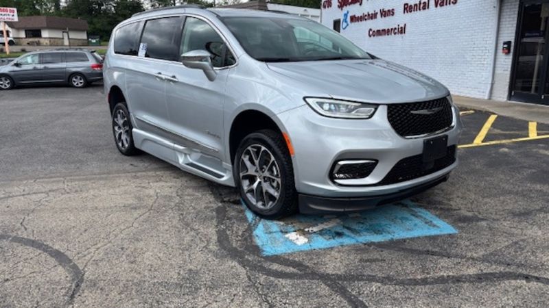Used 2022 Chrysler Pacifica Limited with VIN 2C4RC1GG5NR182962 for sale in Eugene, OR