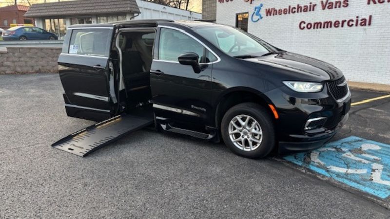 2022 Chrysler Pacifica Touring L's photo