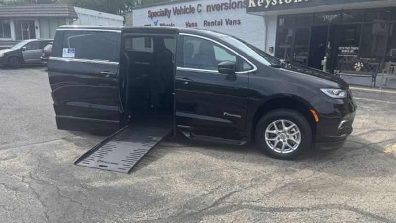 2025 Chrysler Pacifica Select's photo